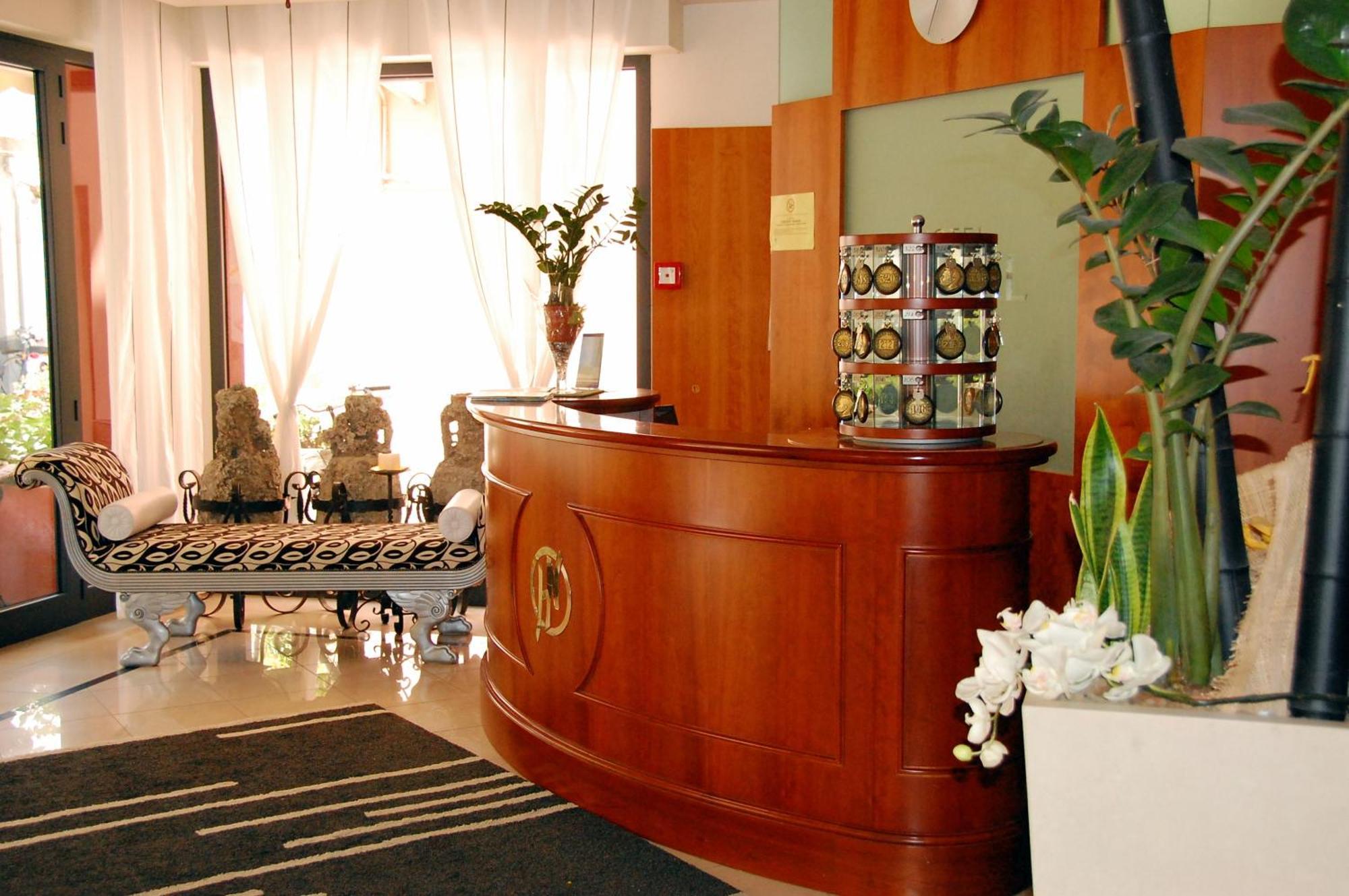 Hotel Nobel Габиче Маре Екстериор снимка