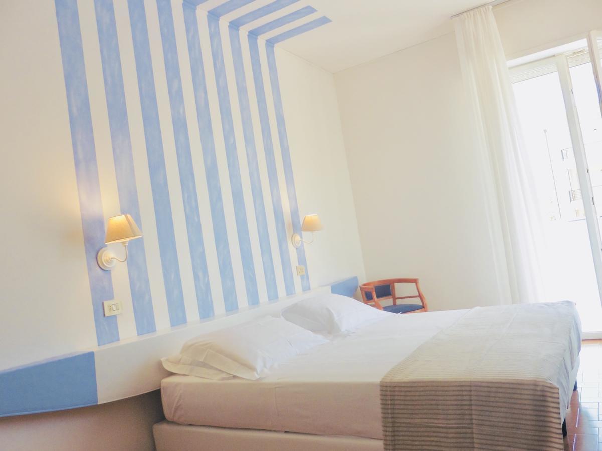 Hotel Nobel Габиче Маре Екстериор снимка