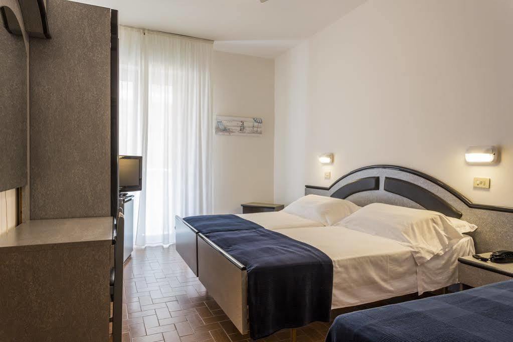Hotel Nobel Габиче Маре Екстериор снимка