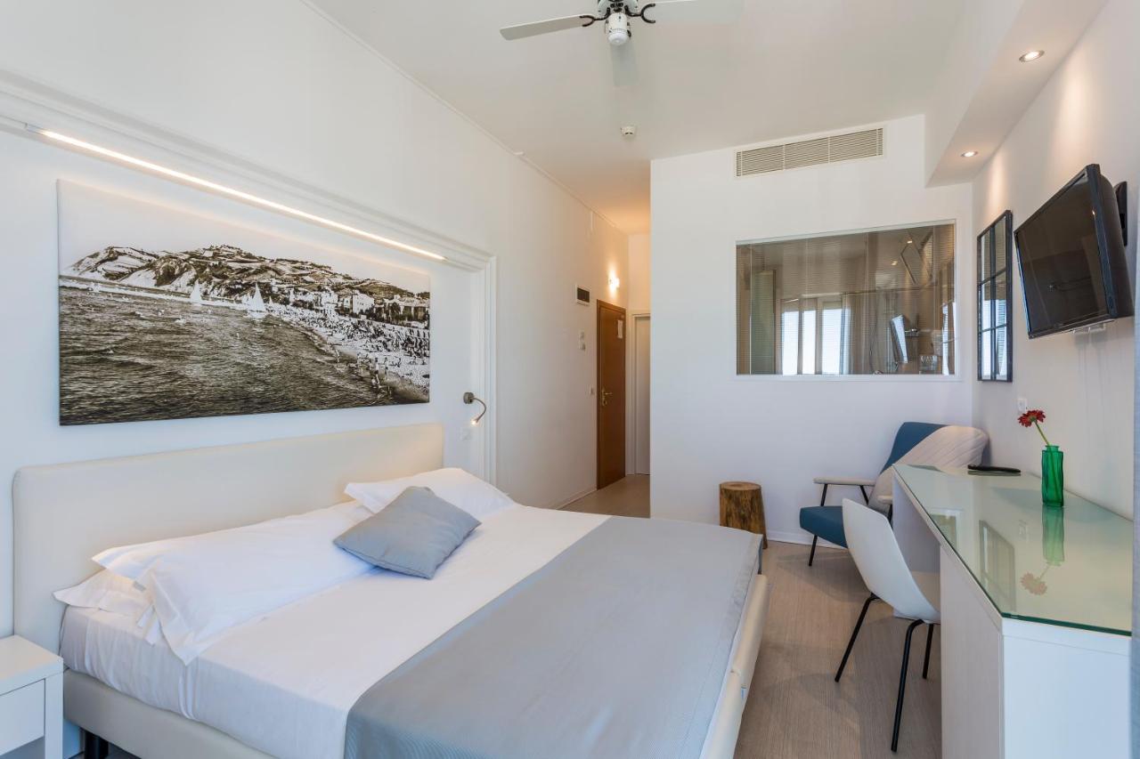 Hotel Nobel Габиче Маре Екстериор снимка